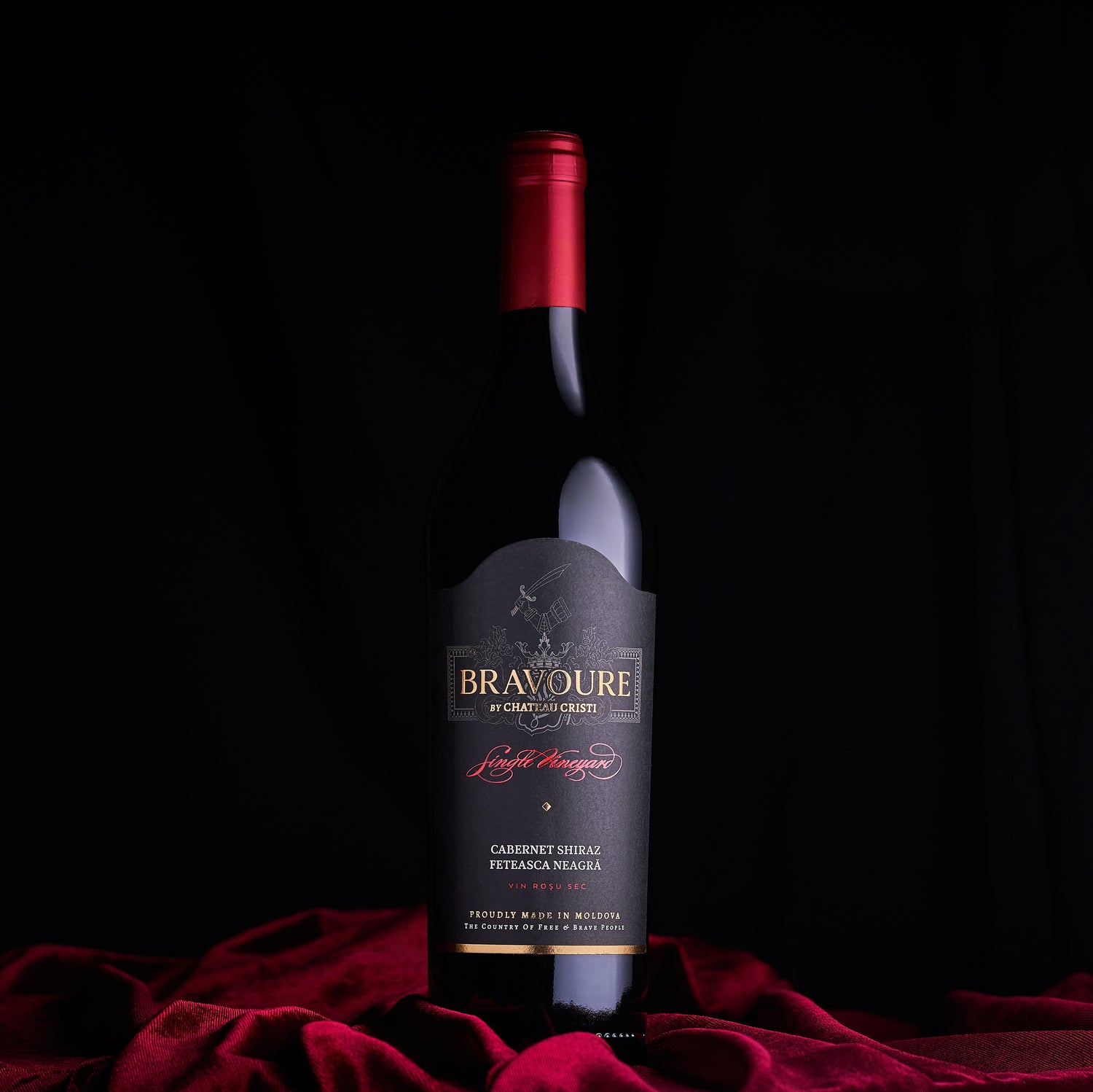 Un vin rosu construit pentru momentele in care eleganta si intensitatea se intalnesc in acelasi pahar.