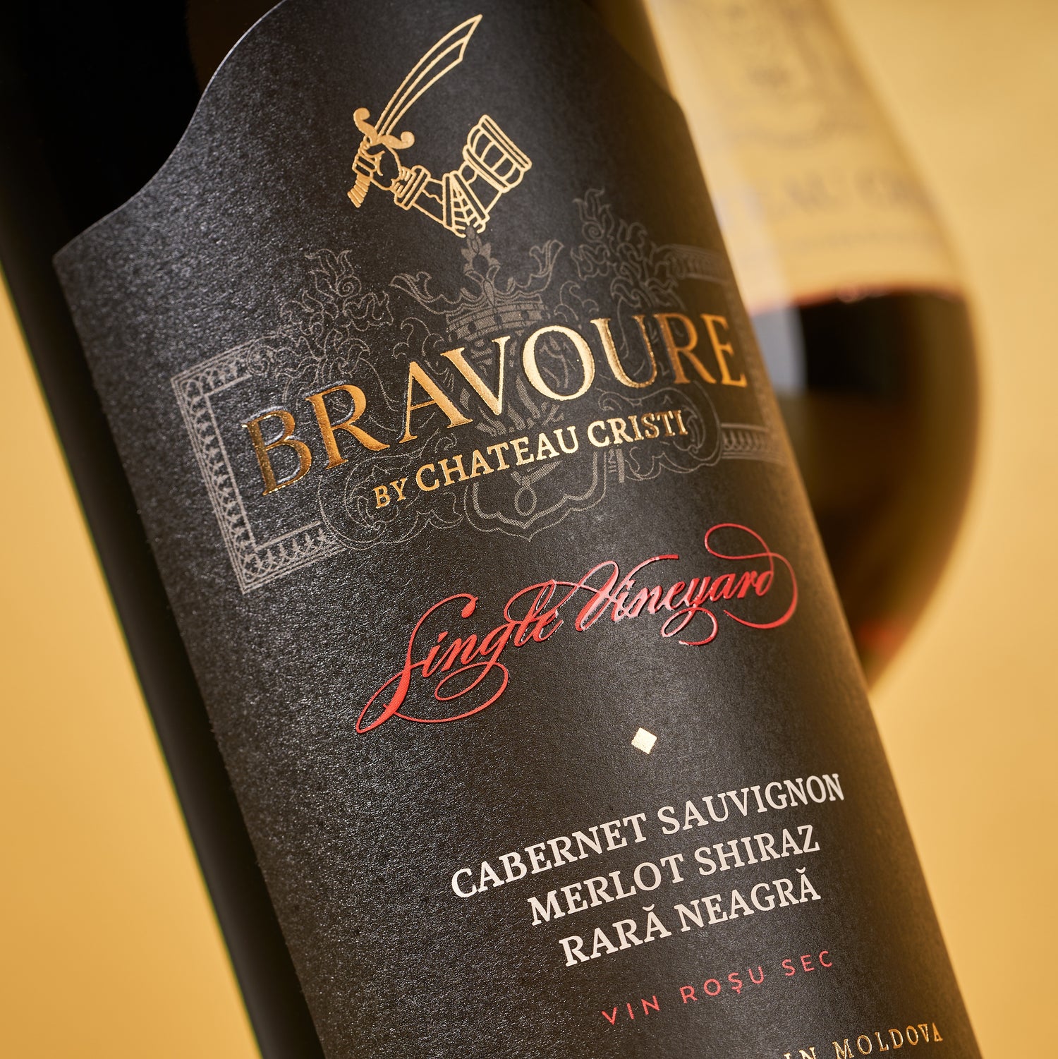 Bravoure Cabernet Merlot Shiraz Rara Neagra aduce impreuna puterea si eleganta intr-un cupaj care reflecta caracterul profund al vinurilor din sudul Moldovei