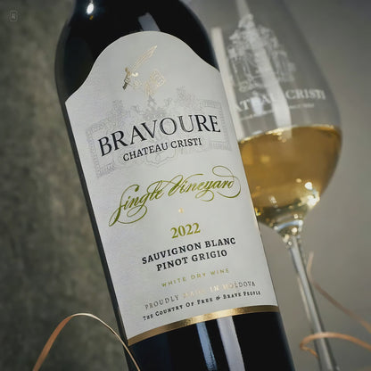 Video cu sticla Bravoure Chateau Cristi Sauvignon Blanc Pinot Grigio 2022 si pahar de vin alb